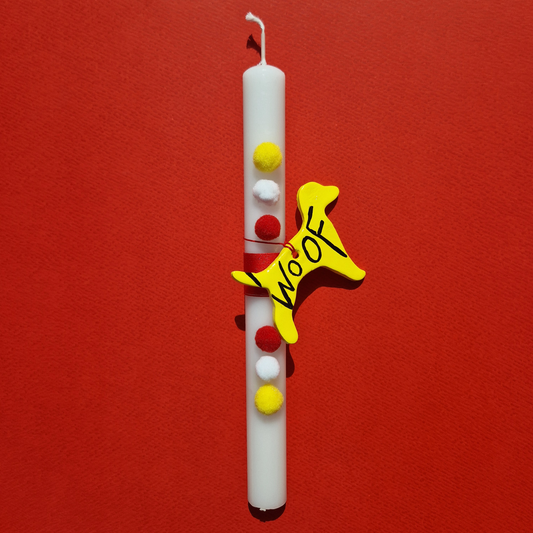 Πασχαλινή Λαμπάδα Χειροποίητη Λευκή με Κεραμικό Στοιχείο Woof Κίτρινο Σκυλάκι και Πολύχρωμα Pom Pom