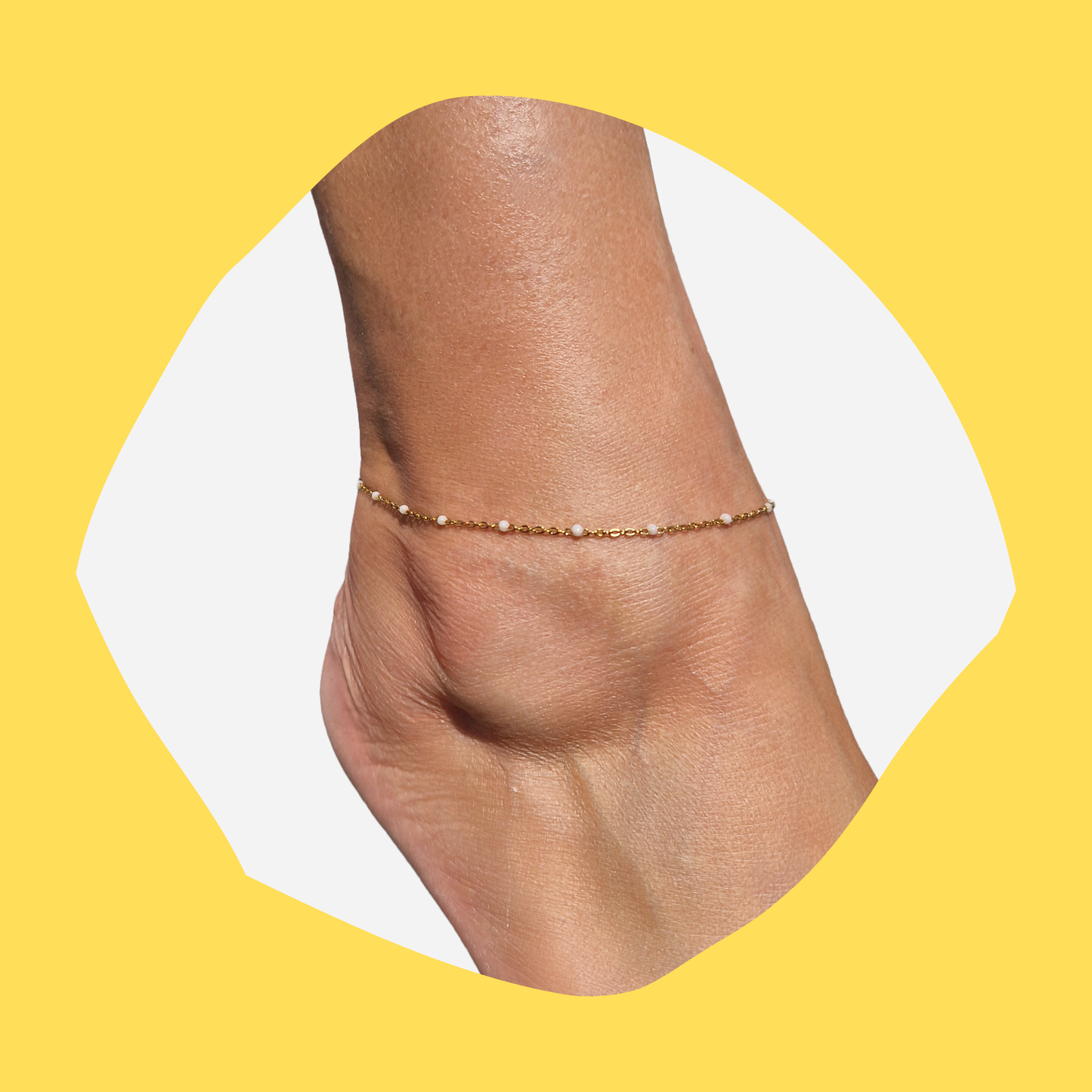 Βραχιόλι Ποδιού από Ατσάλινη Χρυσή Αλυσίδα με Λευκές Χάντρες