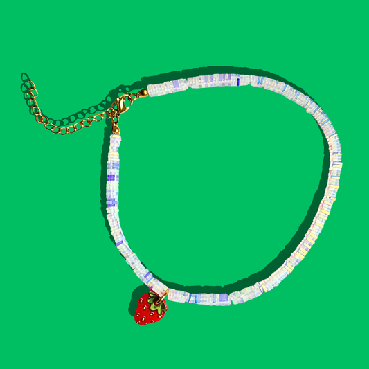 Βραχιόλι Ποδιού από Λευκά Κρυσταλλάκια και Κρεμαστή Πλέξι Φραουλίτσα