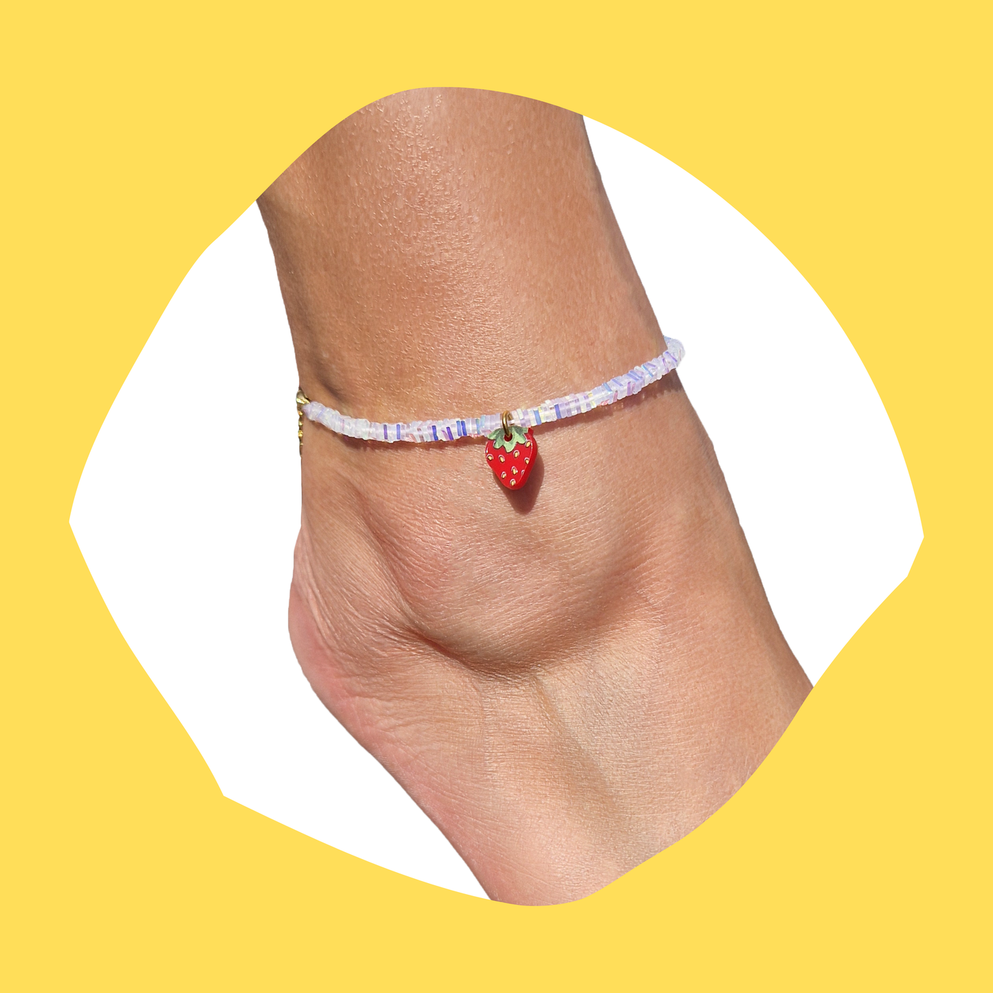 Βραχιόλι Ποδιού από Λευκά Κρυσταλλάκια και Κρεμαστή Πλέξι Φραουλίτσα