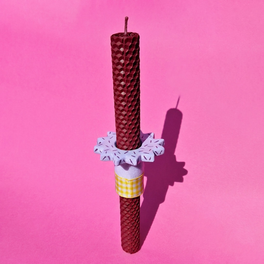 Πασχαλινή Λαμπάδα Χειροποίητη από Μελισσοκέρι Φυστικί με Κεραμικό Λιλά Στοιχείο