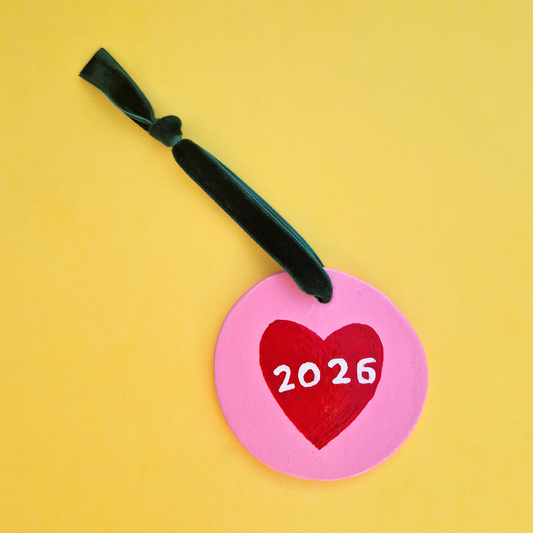 Χειροποίητο Χριστουγεννιάτικο Κεραμικό Στολίδι Ροζ με Κόκκινη Καρδιά 2026