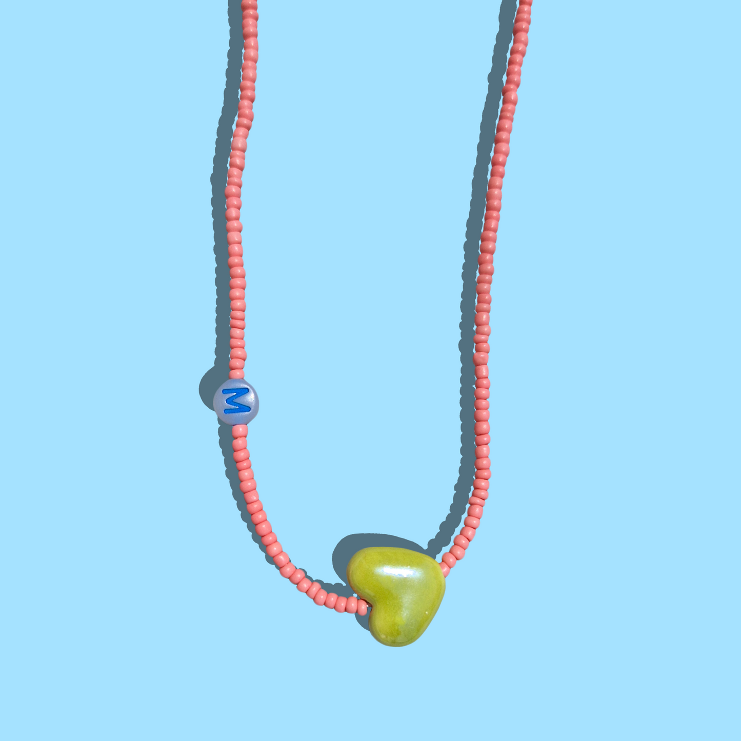 Custom Χειροποίητο Κολιέ από Σομόν Χάντρες, Κεραμική Λαχανί Καρδιά και Φωσφοριζέ Χάντρα με Μονόγραμμα