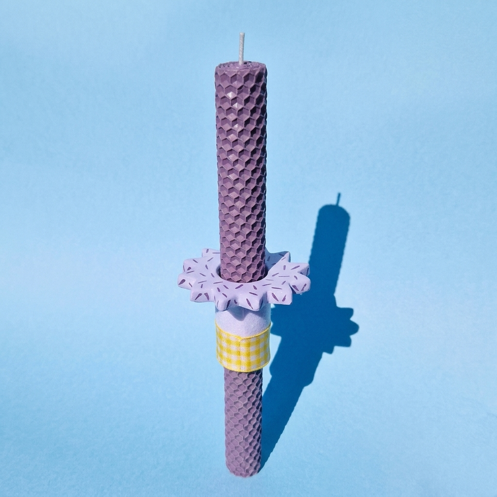 Πασχαλινή Λαμπάδα Χειροποίητη από Μελισσοκέρι Φυστικί με Κεραμικό Λιλά Στοιχείο