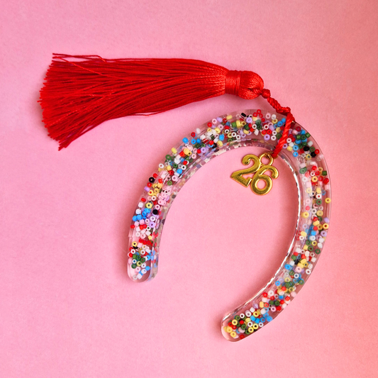 Επιτραπέζιο Χειροποίητο Χριστουγεννιάτικο Γούρι 2026 από Υγρό Γυαλί Πέταλο με Χαντρούλες και Φούντα