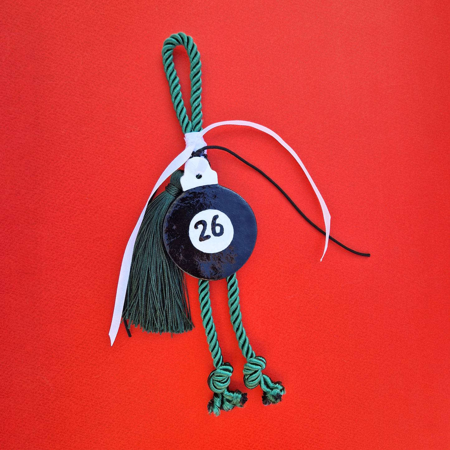 Κρεμαστό Χειροποίητο Κεραμικό Χριστουγεννιάτικο Γούρι 2026 Ασπρόμαυρη "Μπάλα Μπιλιάρδου"