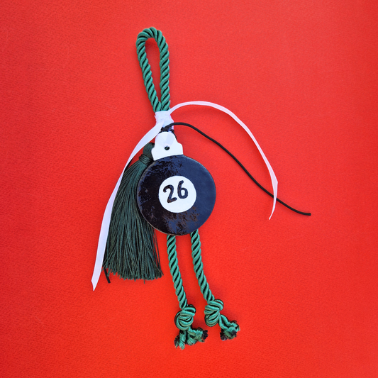 Κρεμαστό Χειροποίητο Κεραμικό Χριστουγεννιάτικο Γούρι 2026 Ασπρόμαυρη "Μπάλα Μπιλιάρδου"