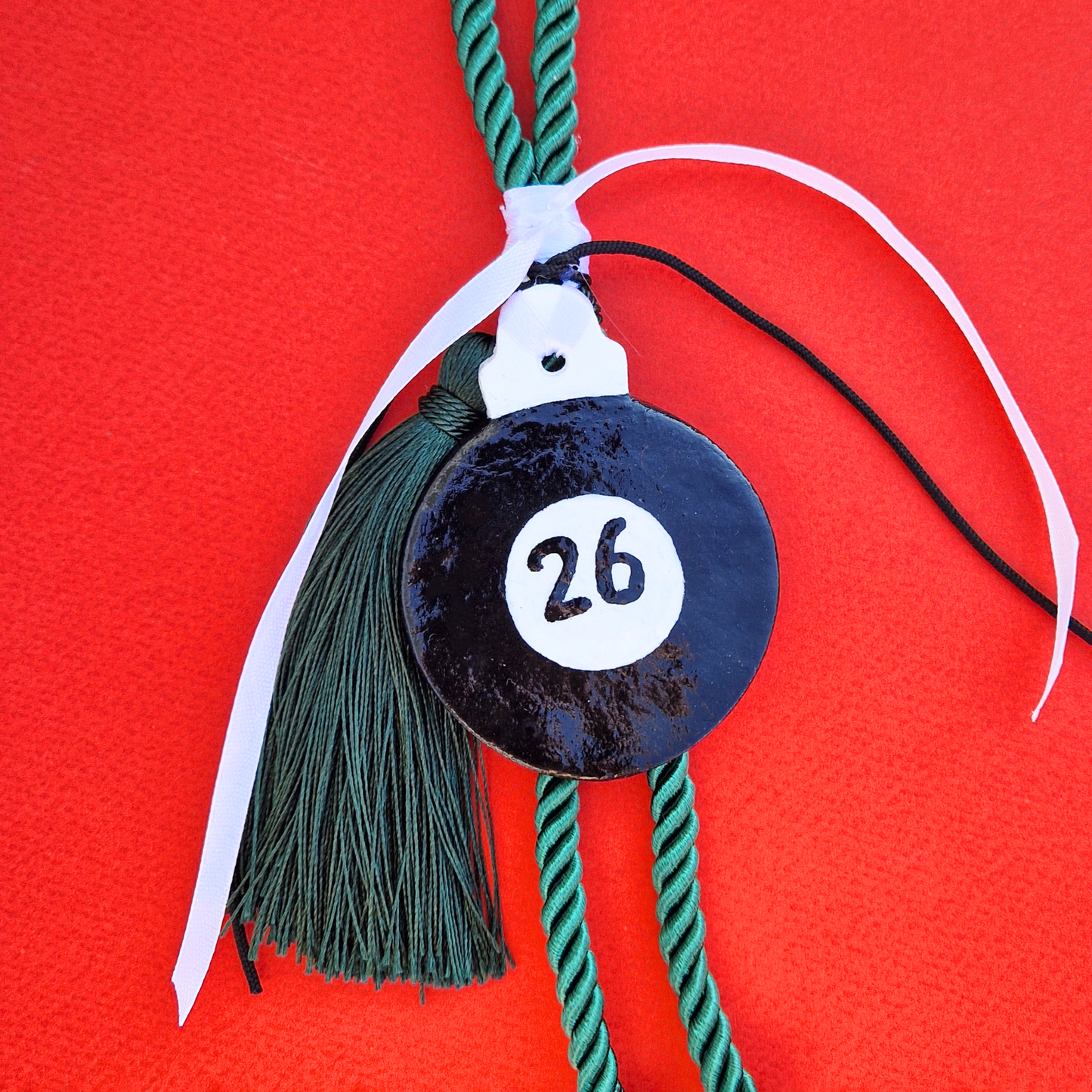 Κρεμαστό Χειροποίητο Κεραμικό Χριστουγεννιάτικο Γούρι 2026 Ασπρόμαυρη "Μπάλα Μπιλιάρδου"