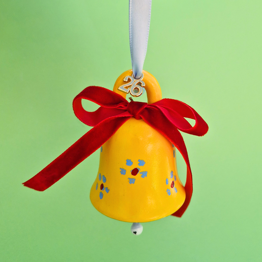 Κρεμαστό Χειροποίητο Κεραμικό Χριστουγεννιάτικο Γούρι 2026 Κίτρινο Καμπανάκι με Λουλουδάκια