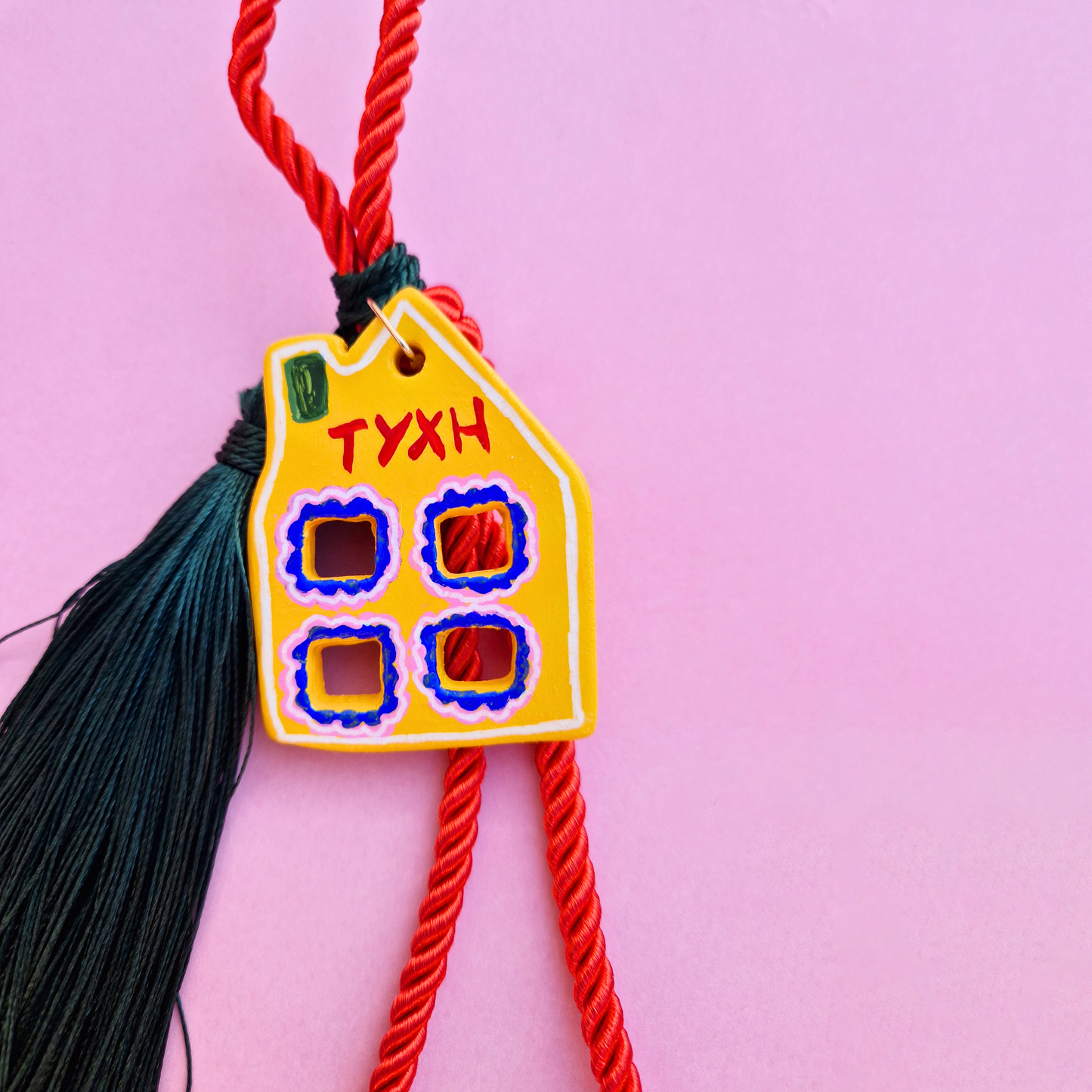 Κρεμαστό Χειροποίητο Κεραμικό Χριστουγεννιάτικο Γούρι 2026 Κίτρινο Σπιτάκι Τύχη