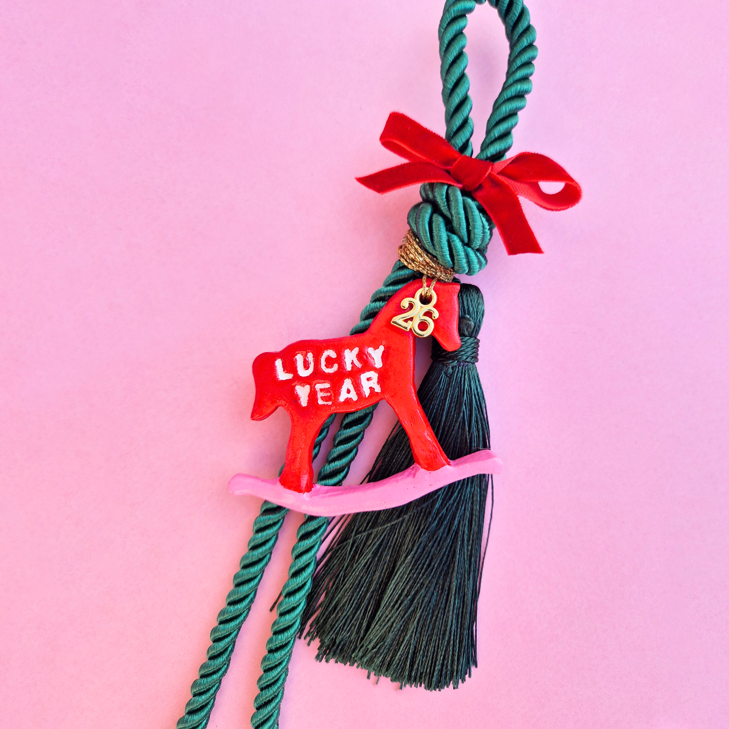 Κρεμαστό Χειροποίητο Κεραμικό Χριστουγεννιάτικο Γούρι 2026 Κόκκινο Αλογάκι Lucky Year