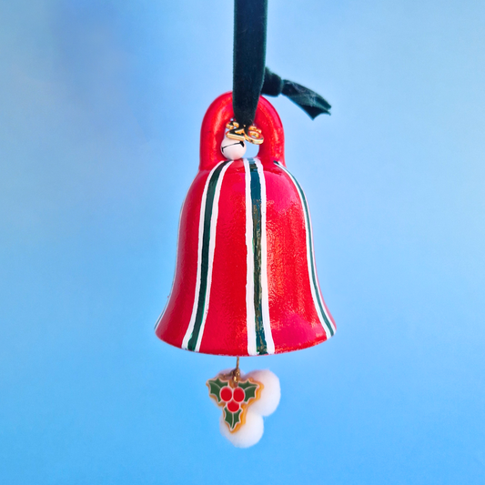 Κρεμαστό Χειροποίητο Κεραμικό Χριστουγεννιάτικο Γούρι 2026 Κόκκινο Καμπανάκι με Πράσινες και Λευκές Γραμμές