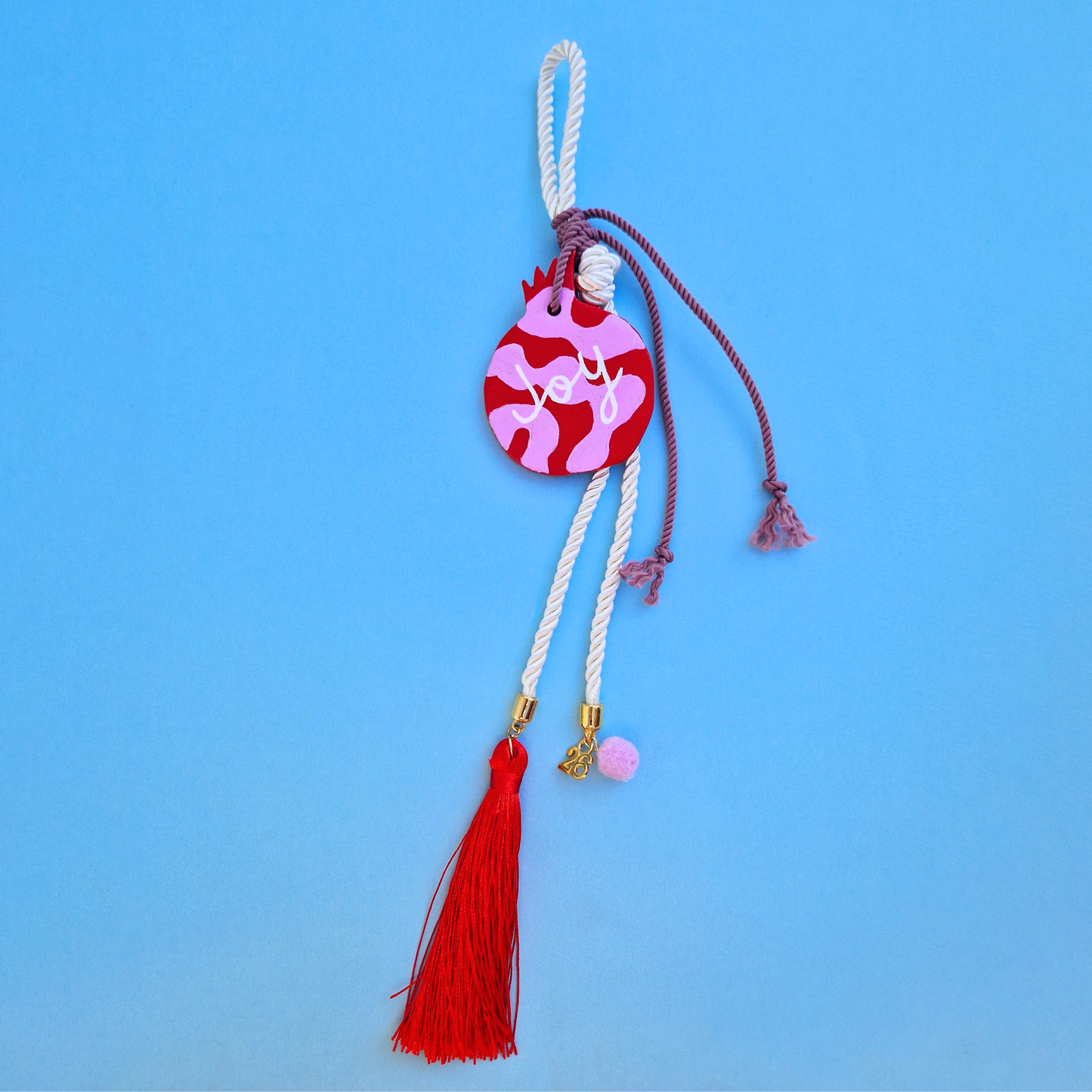 Κρεμαστό Χειροποίητο Κεραμικό Χριστουγεννιάτικο Γούρι 2026 Κόκκινο-Λιλά Ρόδι Joy (Χαρά)