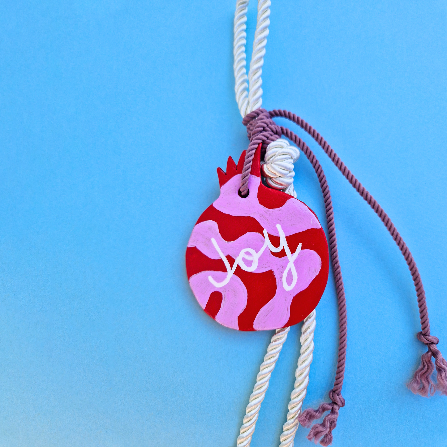 Κρεμαστό Χειροποίητο Κεραμικό Χριστουγεννιάτικο Γούρι 2026 Κόκκινο-Λιλά Ρόδι Joy (Χαρά)