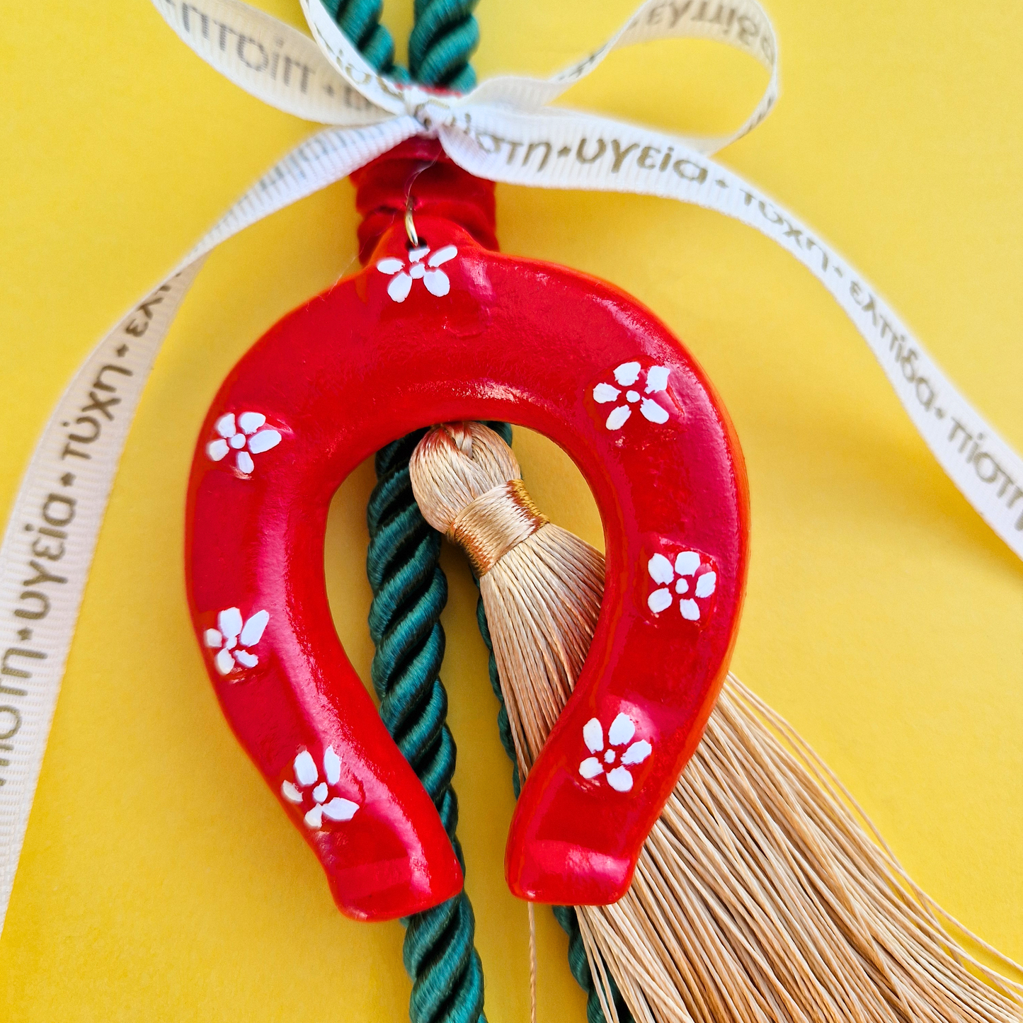 Κρεμαστό Χειροποίητο Κεραμικό Χριστουγεννιάτικο Γούρι 2026 Κόκκινο Πέταλο με Λευκά Λουλουδάκια