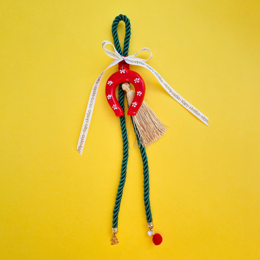 Κρεμαστό Χειροποίητο Κεραμικό Χριστουγεννιάτικο Γούρι 2026 Κόκκινο Πέταλο με Λευκά Λουλουδάκια