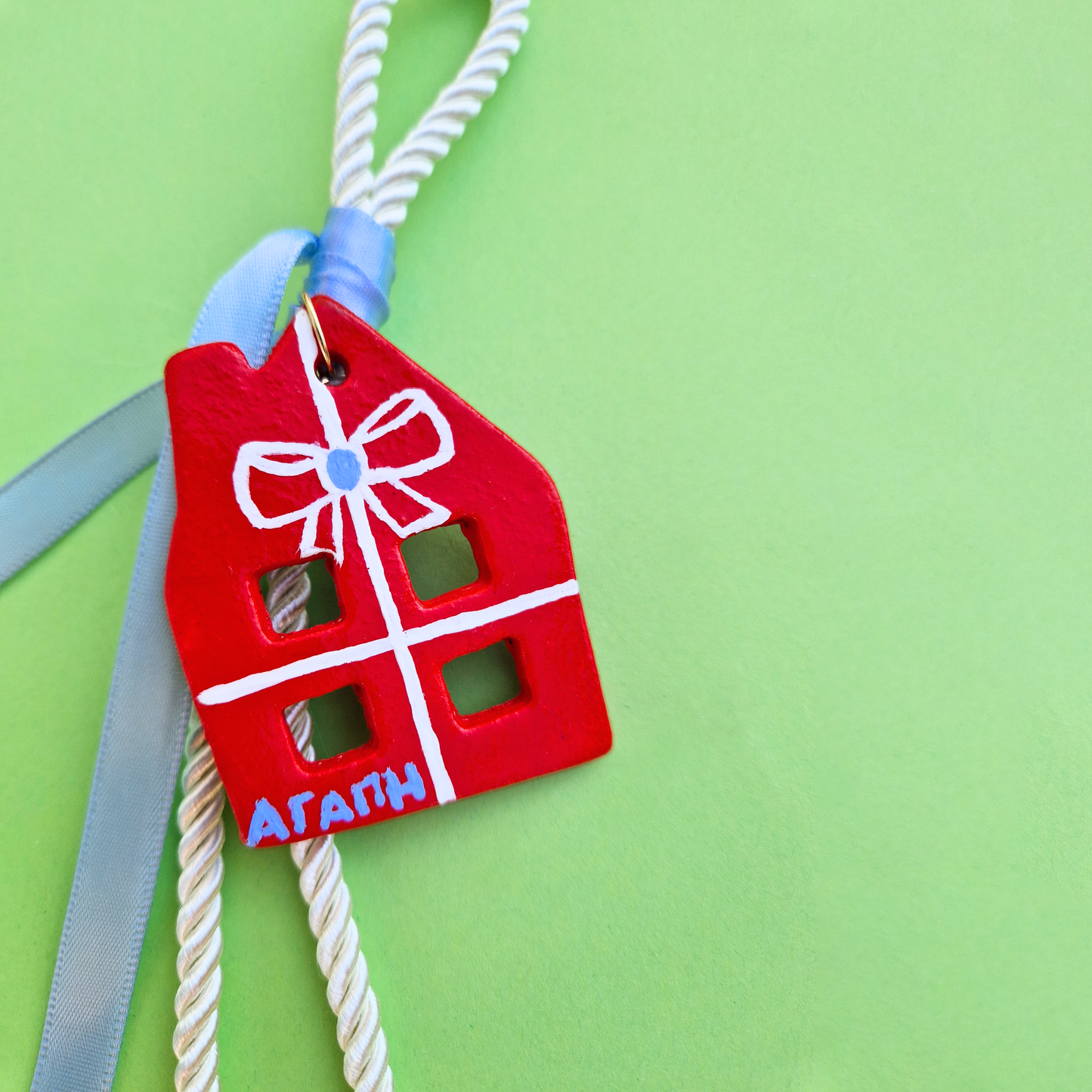 Κρεμαστό Χειροποίητο Κεραμικό Χριστουγεννιάτικο Γούρι 2026 Κόκκινο Σπιτάκι Αγάπη