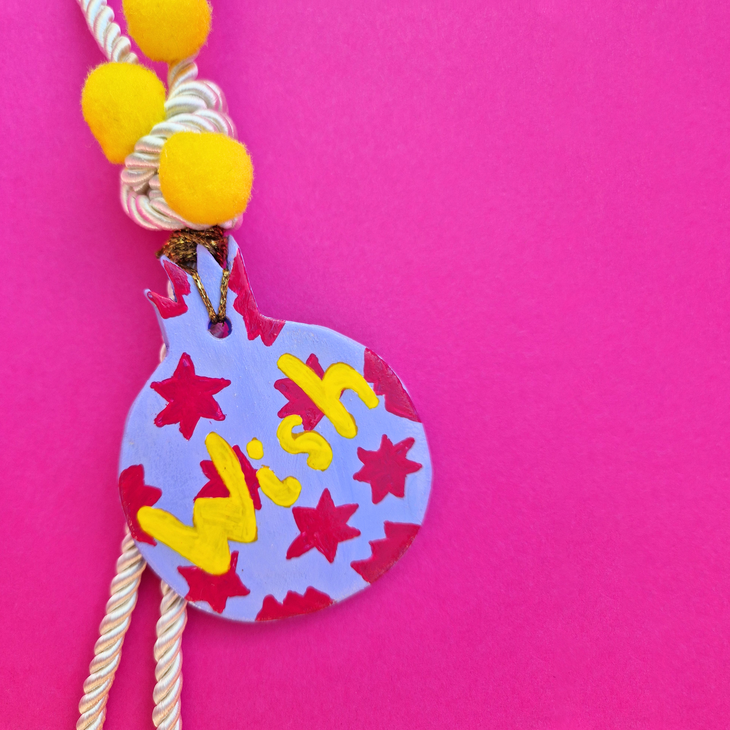 Κρεμαστό Χειροποίητο Κεραμικό Χριστουγεννιάτικο Γούρι 2026 Λιλά Ρόδι με Αστεράκια Wish (Ευχή)