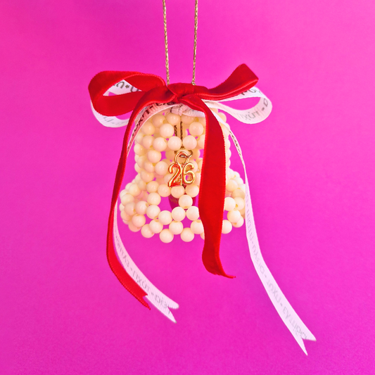 Κρεμαστό Χειροποίητο Χριστουγεννιάτικο Γούρι 2026 Μπεζ Καμπανάκι από Χάντρες με Φιογκάκια