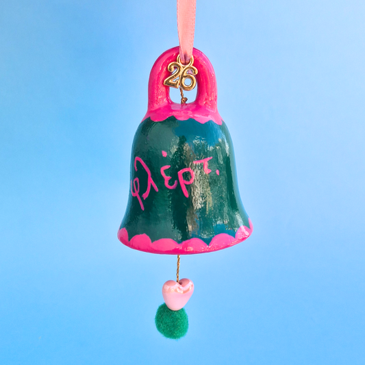 Κρεμαστό Χειροποίητο Κεραμικό Χριστουγεννιάτικο Γούρι 2026 Πράσινο Καμπανάκι με Φούξια Λεπτομέρειες Φλέρτ