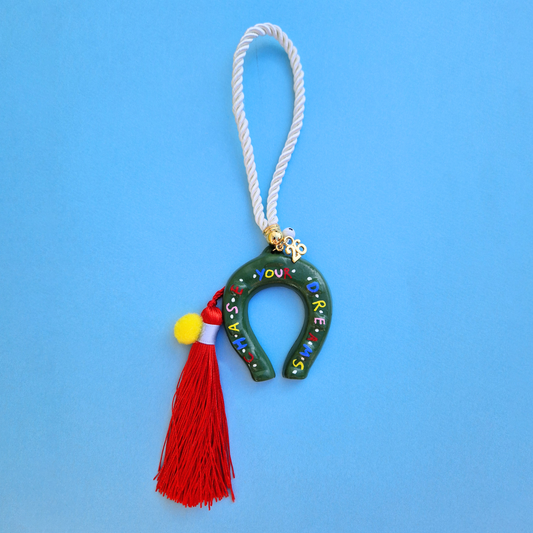 Κρεμαστό Χειροποίητο Κεραμικό Χριστουγεννιάτικο Γούρι 2026 Πράσινο Πέταλο Chase Your Dreams