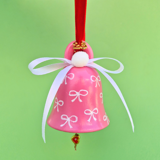 Κρεμαστό Χειροποίητο Κεραμικό Χριστουγεννιάτικο Γούρι 2026 Ροζ Καμπανάκι με Λευκά Φιογκάκια