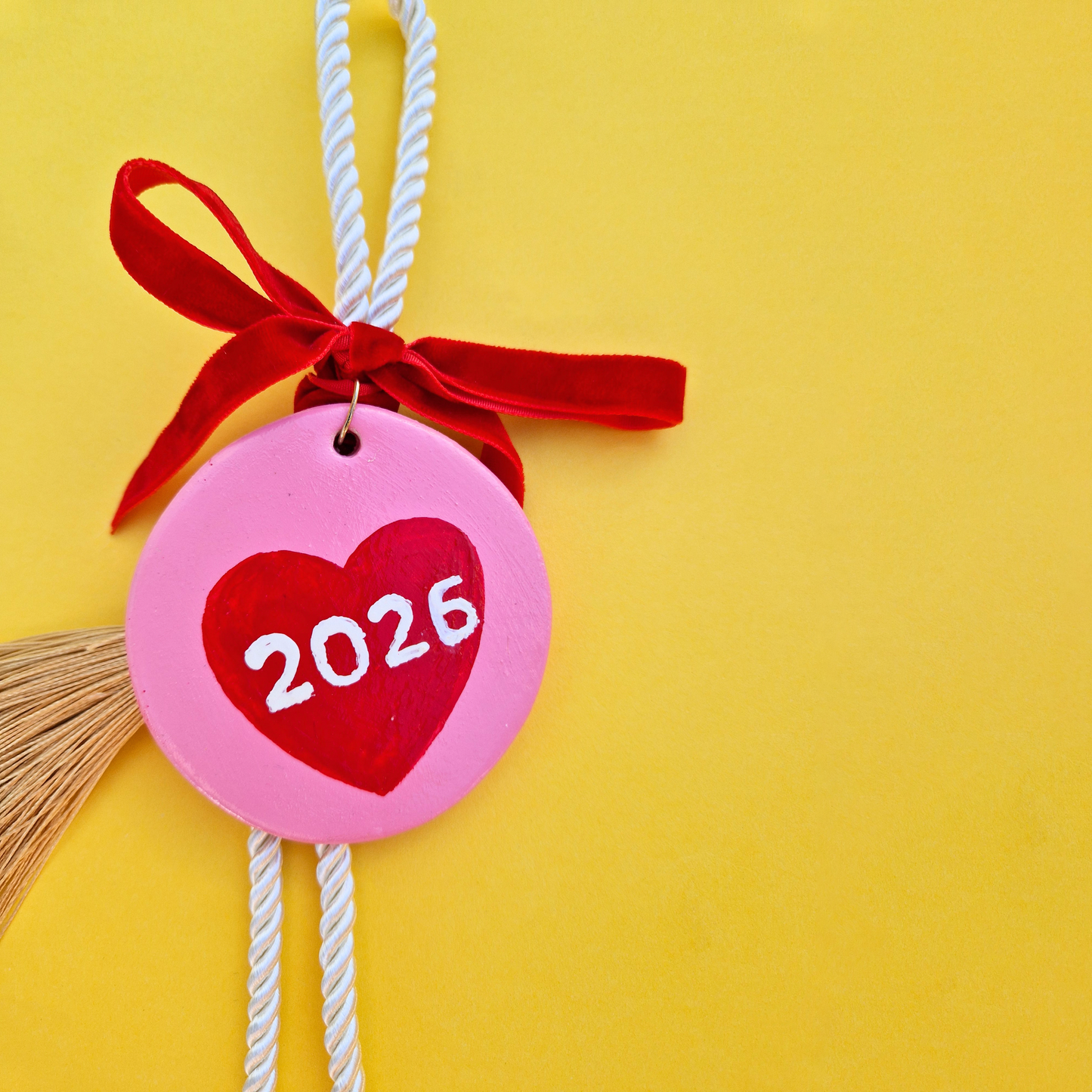 Κρεμαστό Χειροποίητο Κεραμικό Χριστουγεννιάτικο Γούρι 2026  Ροζ με Κόκκινη Καρδιά