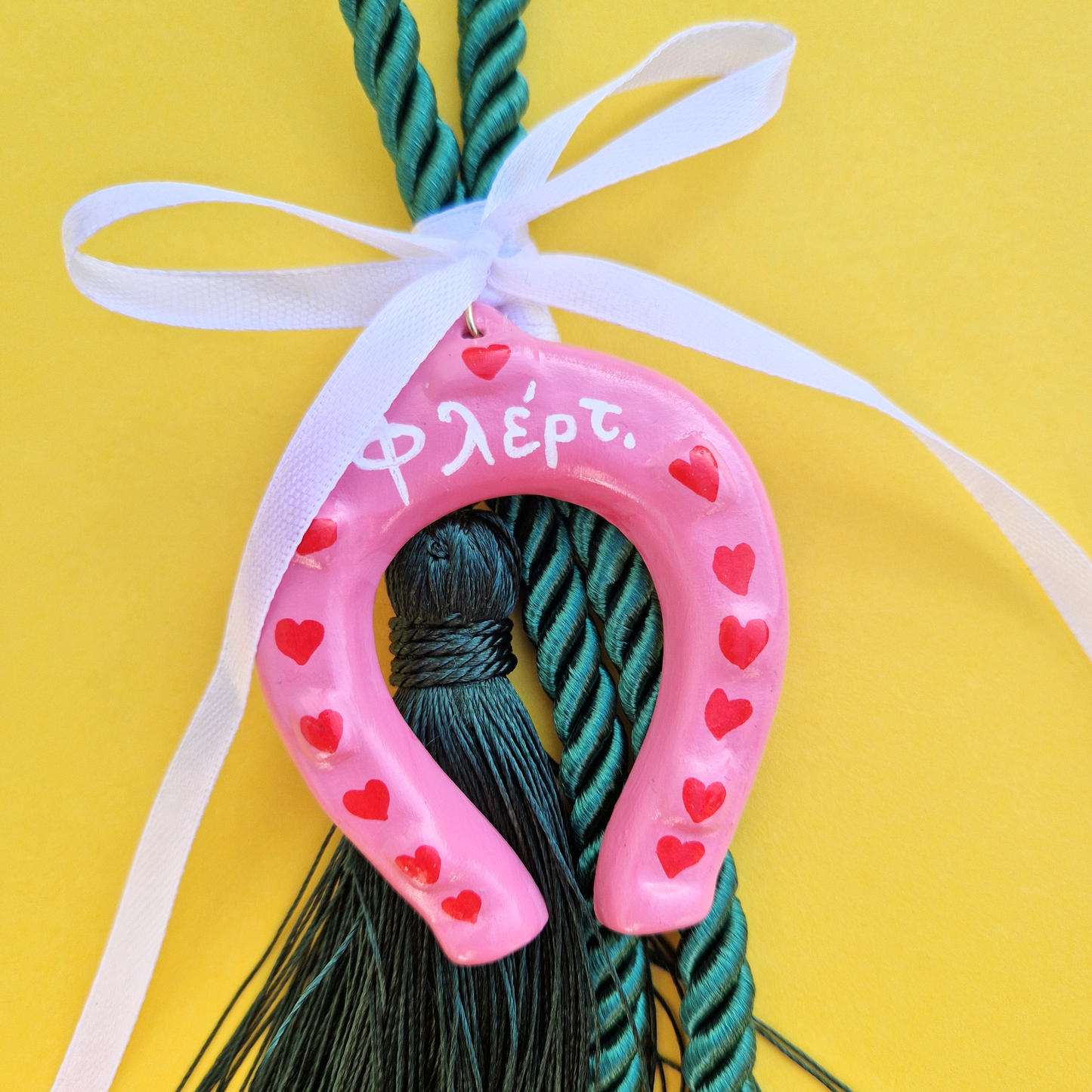 Κρεμαστό Χειροποίητο Κεραμικό Χριστουγεννιάτικο Γούρι 2026 Ροζ Πέταλο με Καρδούλες Φλέρτ