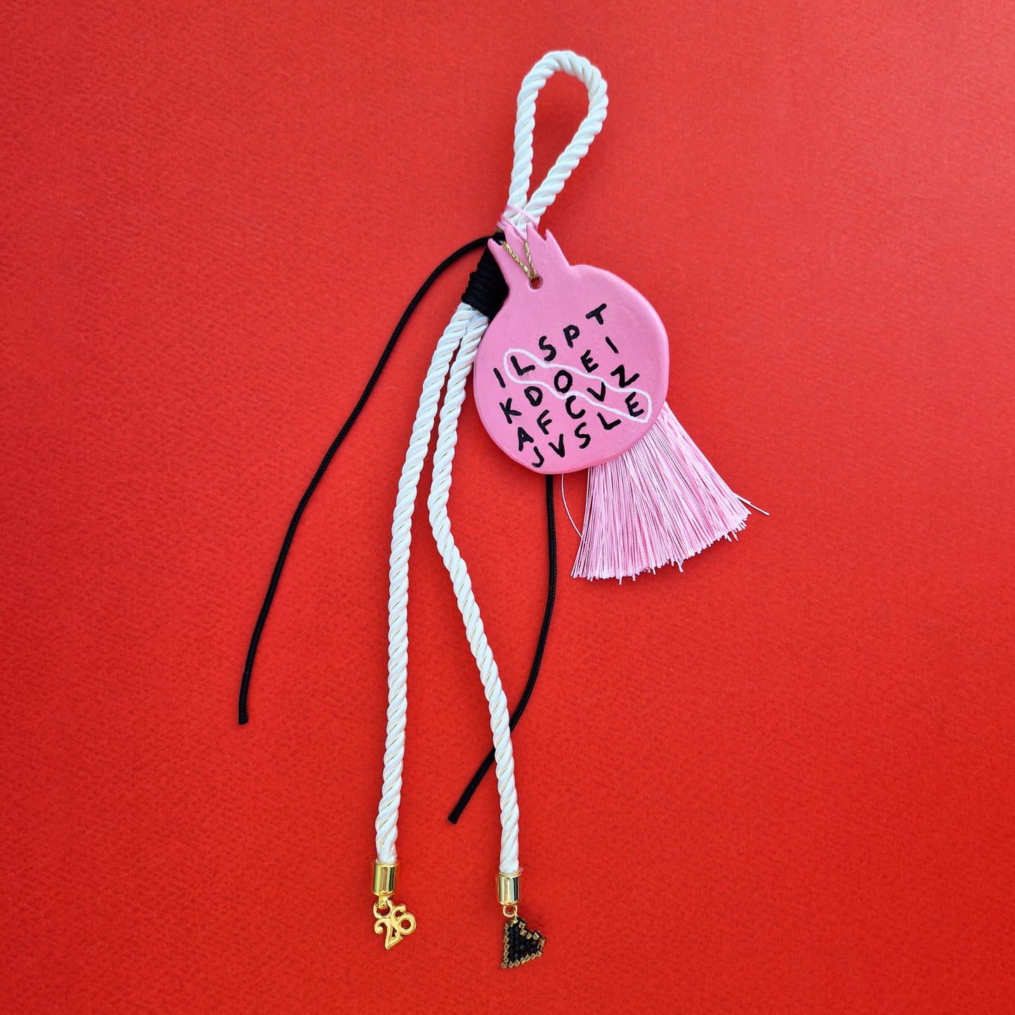 Κρεμαστό Χειροποίητο Κεραμικό Χριστουγεννιάτικο Γούρι 2026 Ροζ Ρόδι Love (Αγάπη)