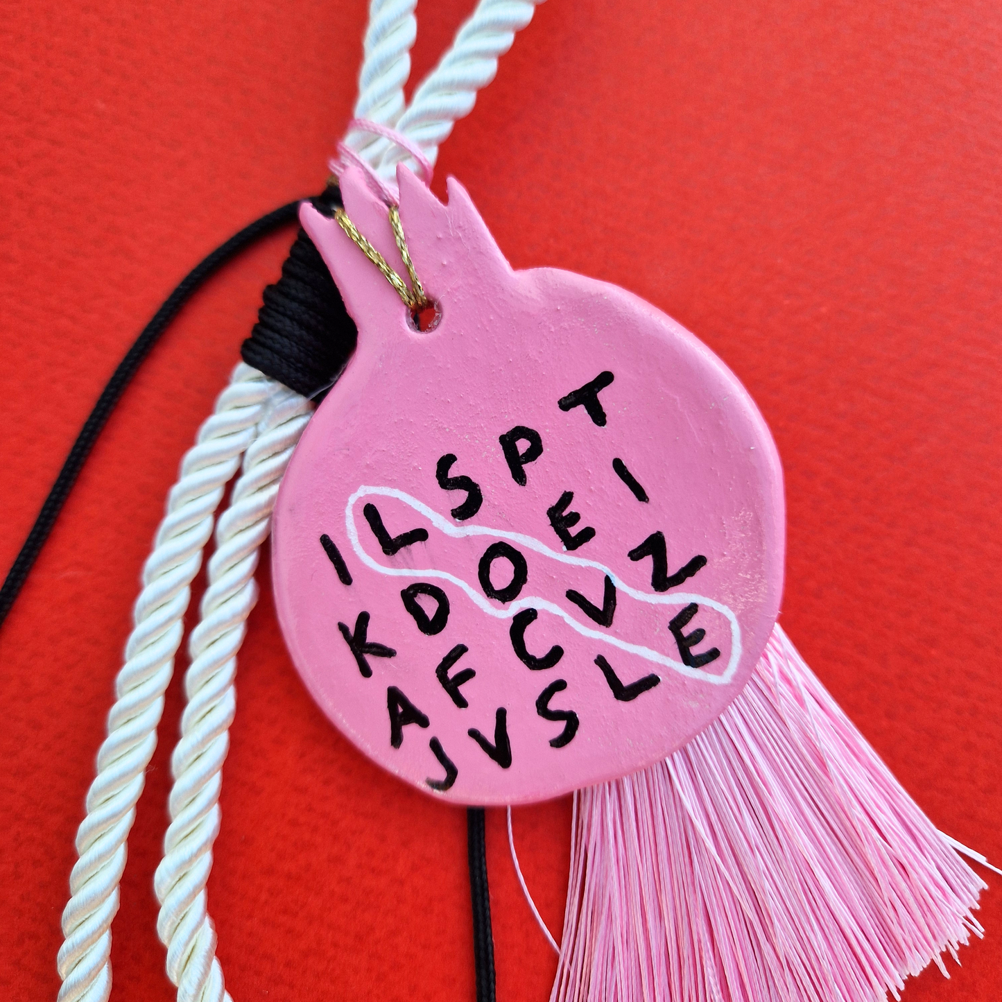 Κρεμαστό Χειροποίητο Κεραμικό Χριστουγεννιάτικο Γούρι 2026 Ροζ Ρόδι Love (Αγάπη)