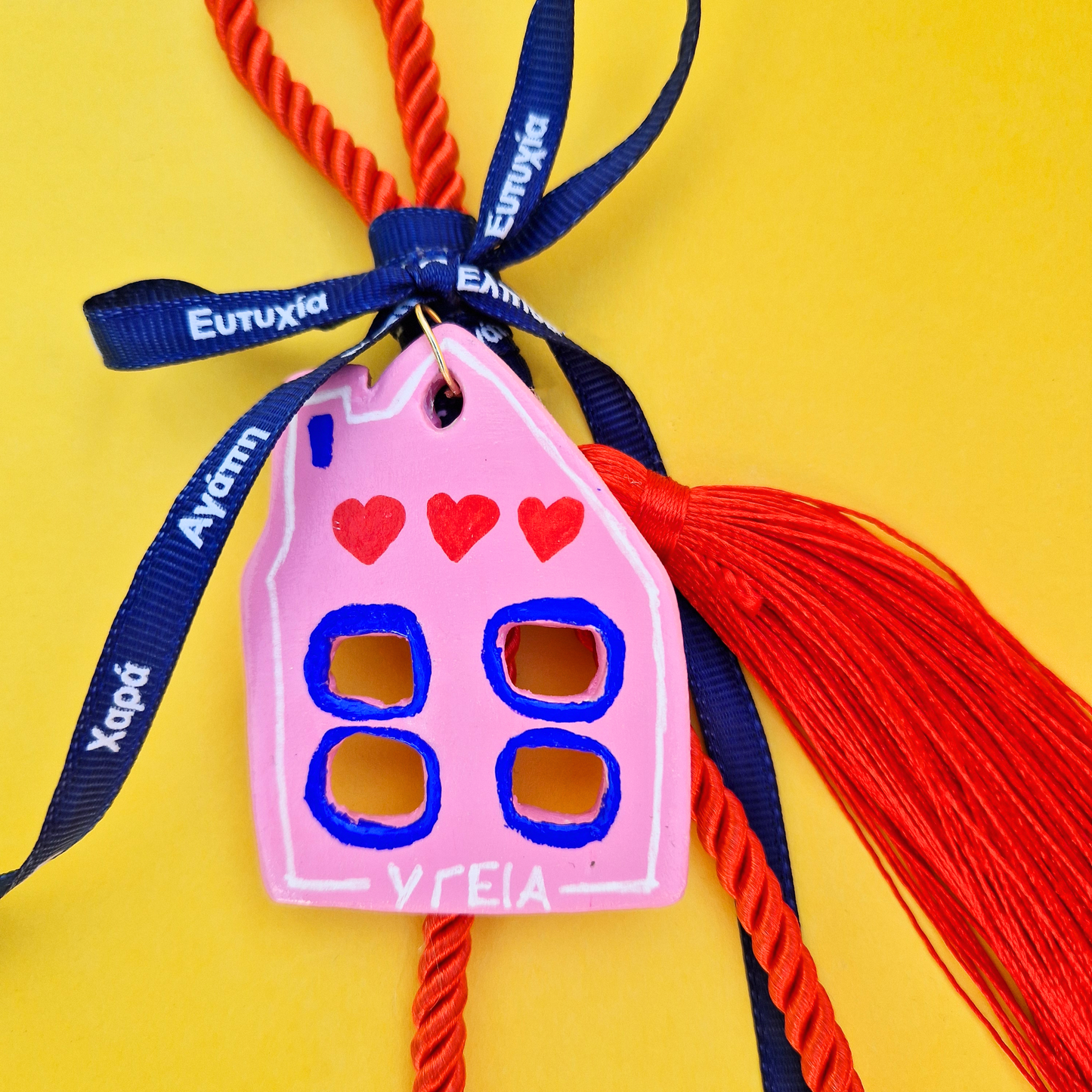 Κρεμαστό Χειροποίητο Κεραμικό Χριστουγεννιάτικο Γούρι 2026 Ροζ Σπιτάκι με Καρδούλες Υγεία