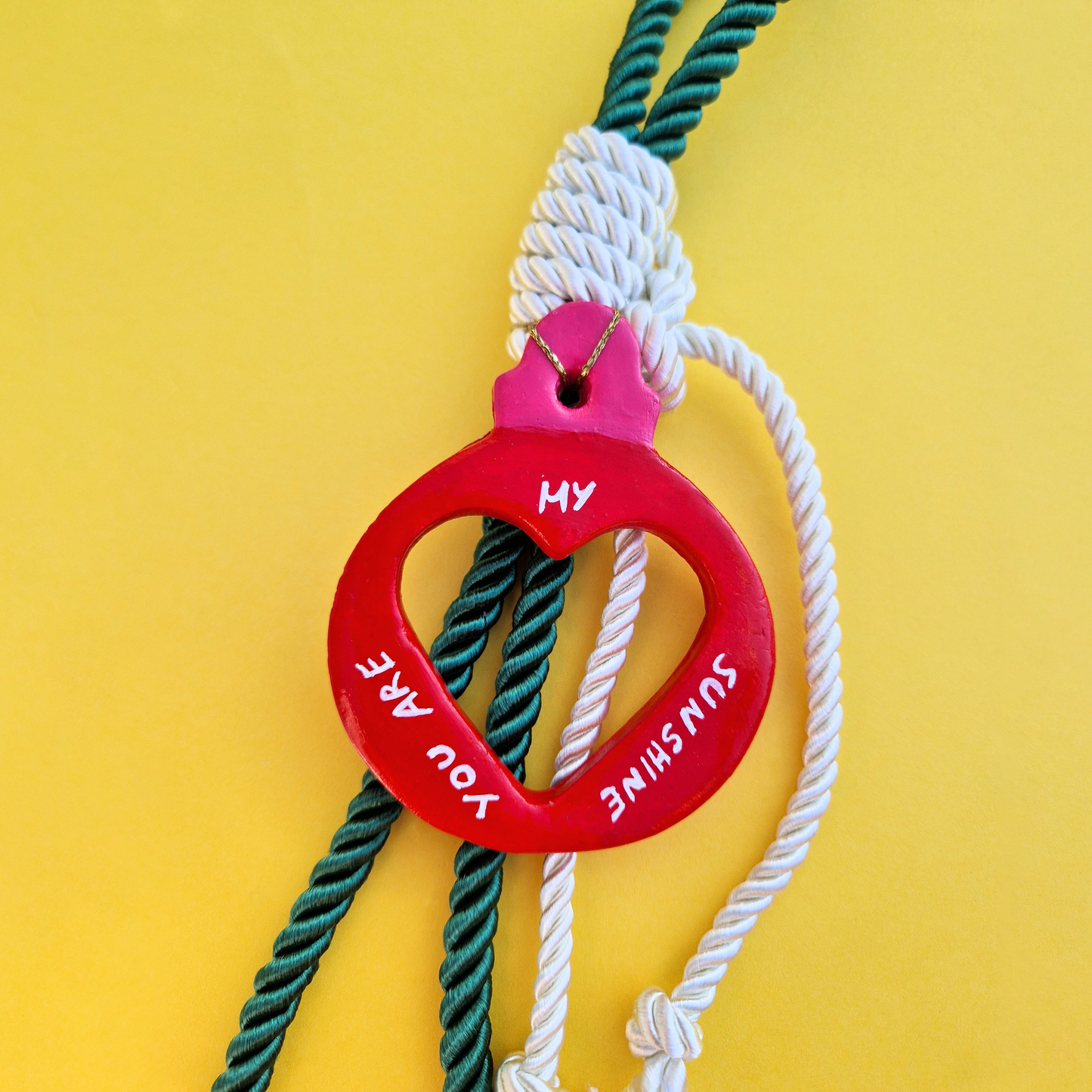 Κρεμαστό Χειροποίητο Κεραμικό Χριστουγεννιάτικο Γούρι 2026 You Are My Sunshine με Καρδιά