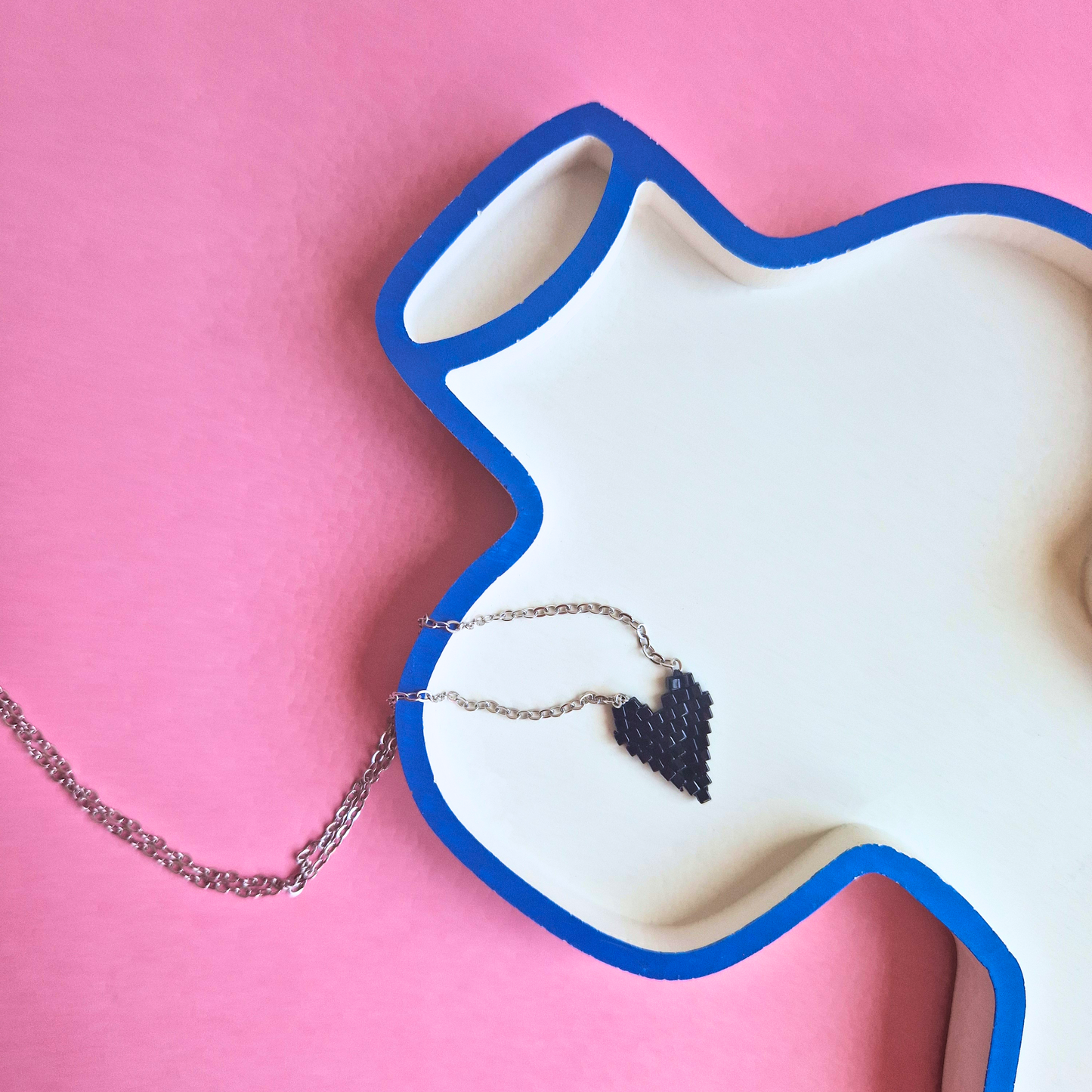 Χειροποίητο Κολιέ με Μικρή Μαύρη Καρδιά από Χάντρες Miyuki σε Ατσάλινη Ασημένια Αλυσίδα