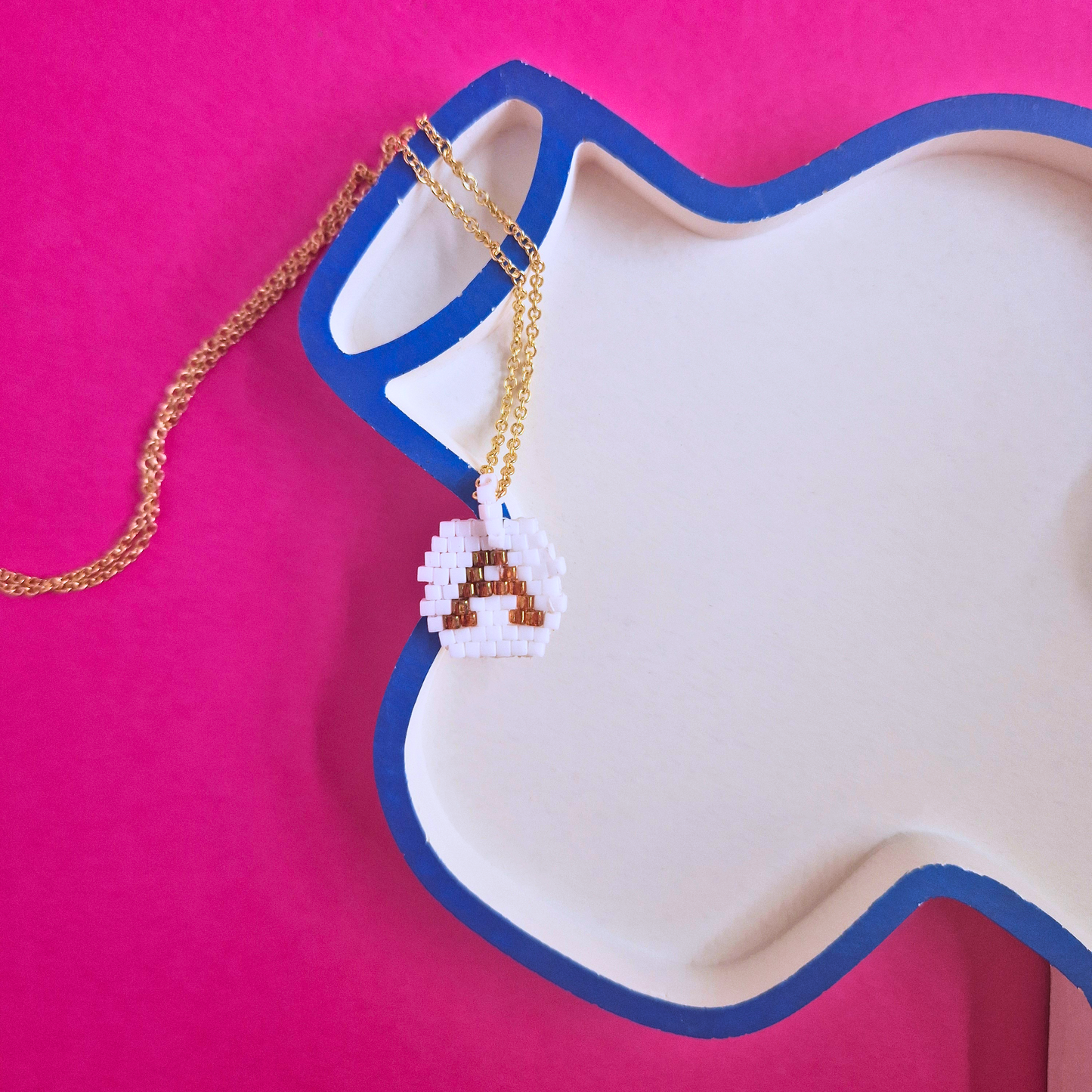 Χειροποίητο Κολιέ Χρυσό Μονόγραμμα σε Λευκό Φόντο από Χάντρες Miyuki σε Ατσάλινη Χρυσή Αλυσίδα