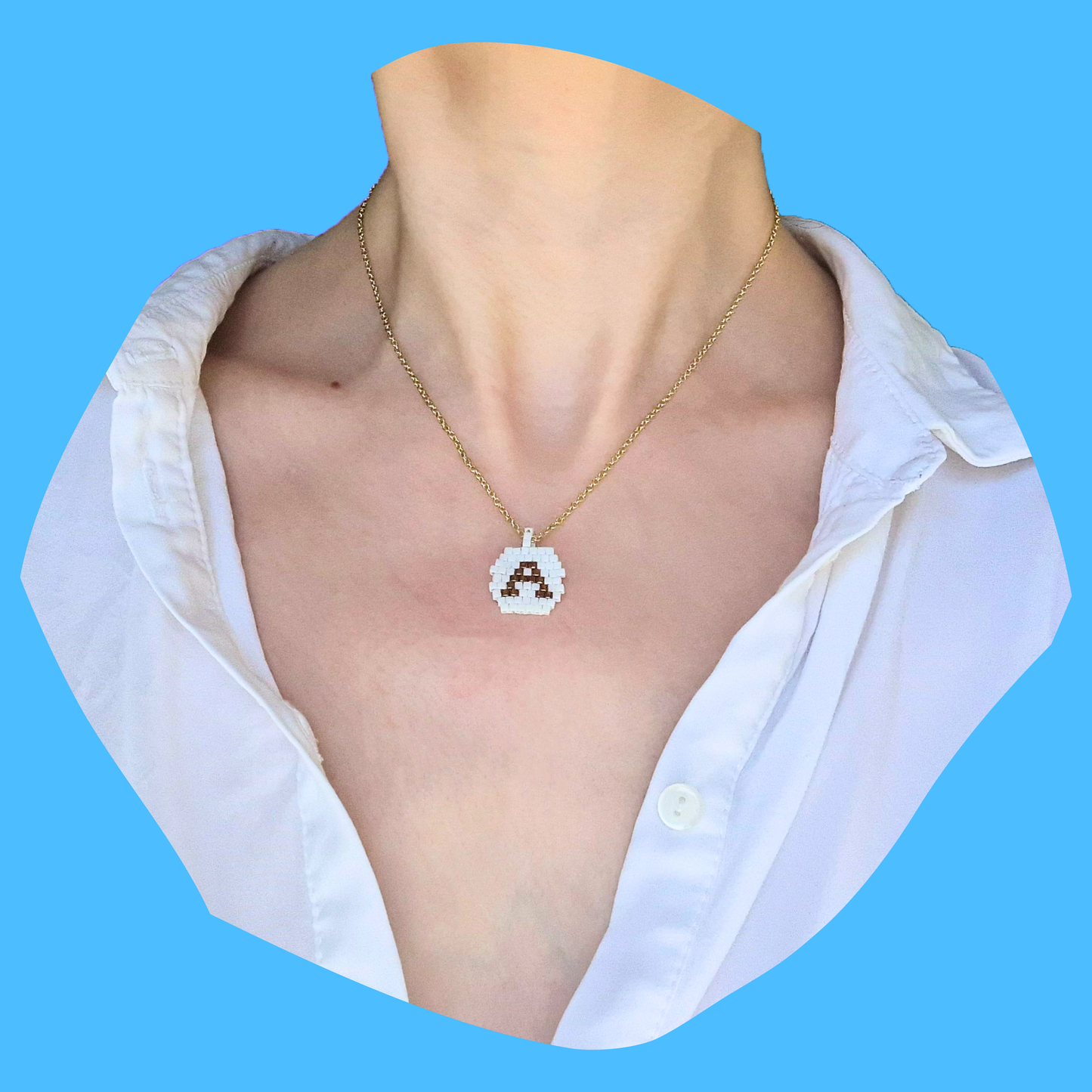 Χειροποίητο Κολιέ Χρυσό Μονόγραμμα σε Λευκό Φόντο από Χάντρες Miyuki σε Ατσάλινη Χρυσή Αλυσίδα