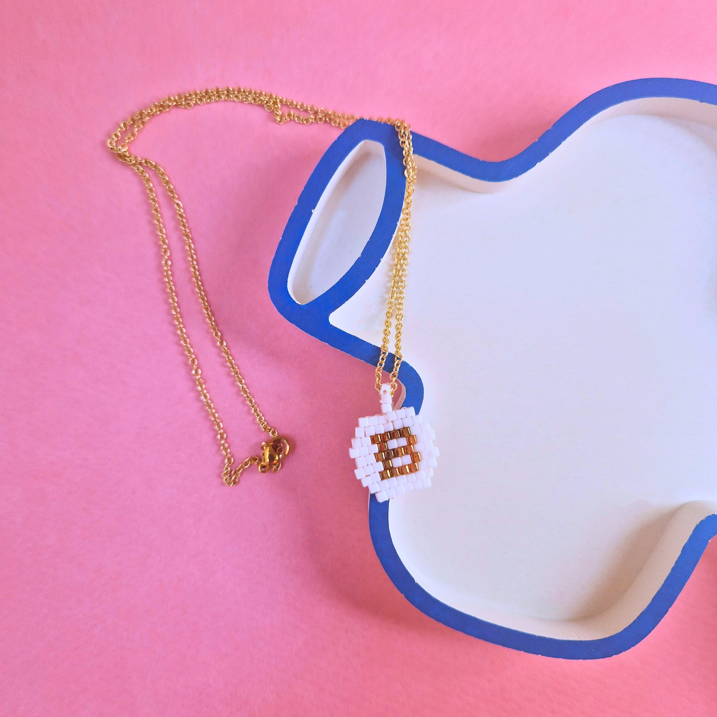 Χειροποίητο Κολιέ Χρυσό Μονόγραμμα σε Λευκό Φόντο από Χάντρες Miyuki σε Ατσάλινη Χρυσή Αλυσίδα