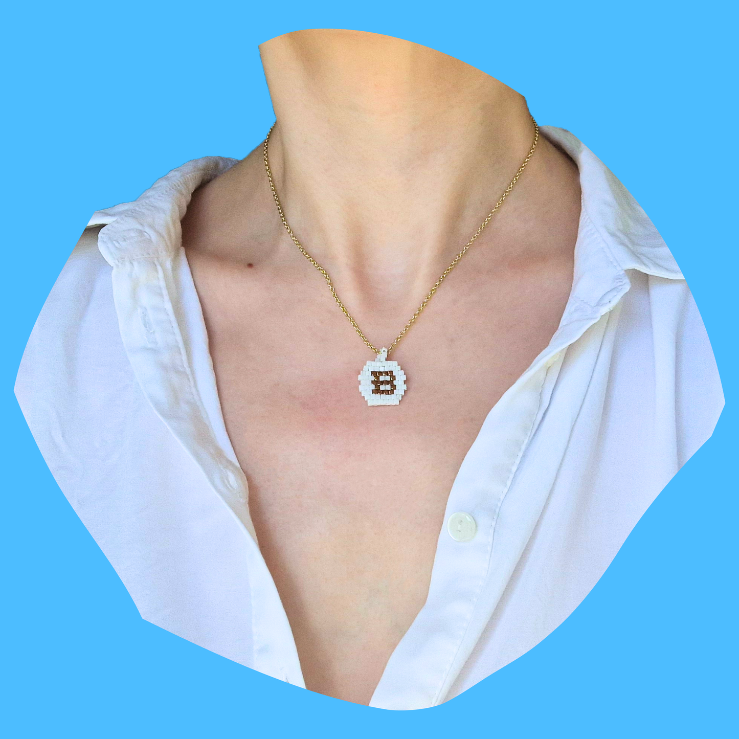 Χειροποίητο Κολιέ Χρυσό Μονόγραμμα σε Λευκό Φόντο από Χάντρες Miyuki σε Ατσάλινη Χρυσή Αλυσίδα