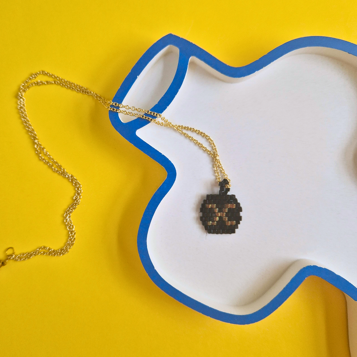 Χειροποίητο Κολιέ Χρυσό Μονόγραμμα σε Μαύρο Φόντο από Χάντρες Miyuki σε Ατσάλινη Χρυσή Αλυσίδα