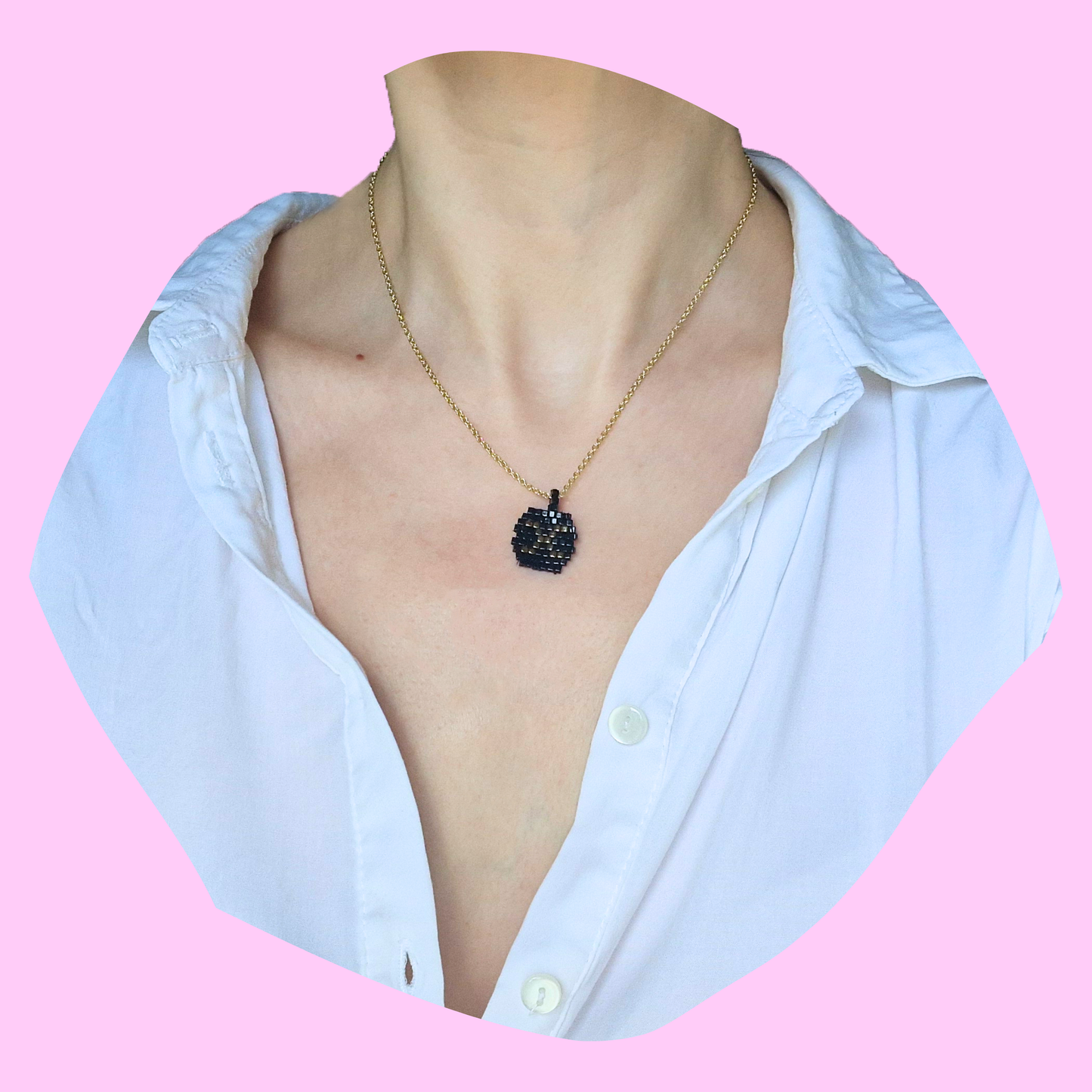 Χειροποίητο Κολιέ Χρυσό Μονόγραμμα σε Μαύρο Φόντο από Χάντρες Miyuki σε Ατσάλινη Χρυσή Αλυσίδα