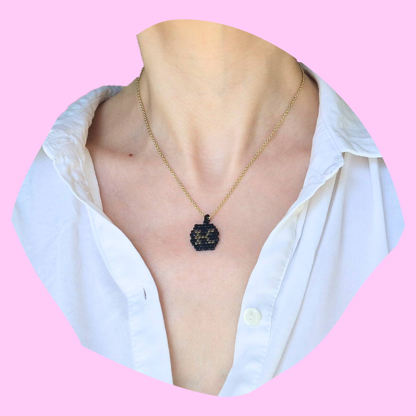 Χειροποίητο Κολιέ Χρυσό Μονόγραμμα σε Μαύρο Φόντο από Χάντρες Miyuki σε Ατσάλινη Χρυσή Αλυσίδα