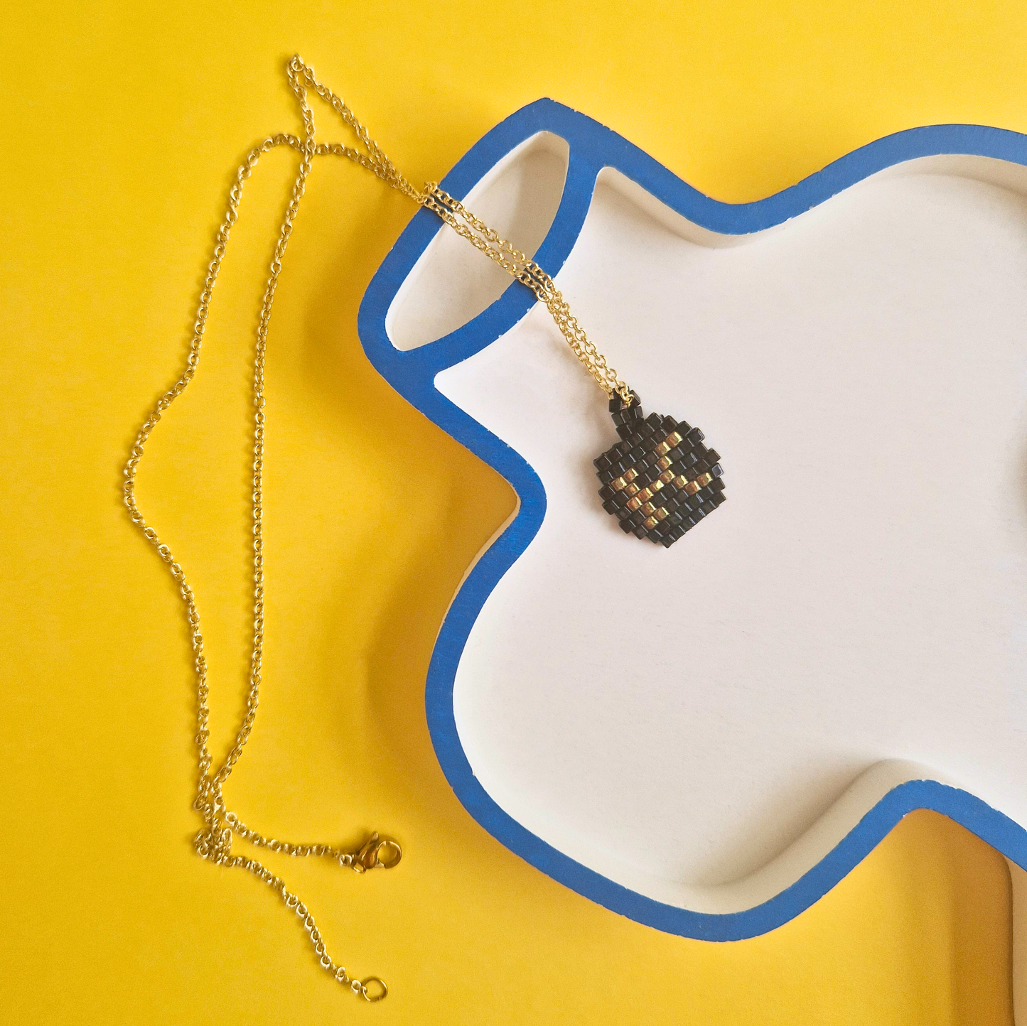 Χειροποίητο Κολιέ Χρυσό Μονόγραμμα σε Μαύρο Φόντο από Χάντρες Miyuki σε Ατσάλινη Χρυσή Αλυσίδα
