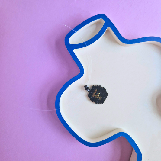 Χειροποίητο Κολιέ Χρυσό Μονόγραμμα σε Μαύρο Φόντο από Χάντρες Miyuki σε Πετονιά