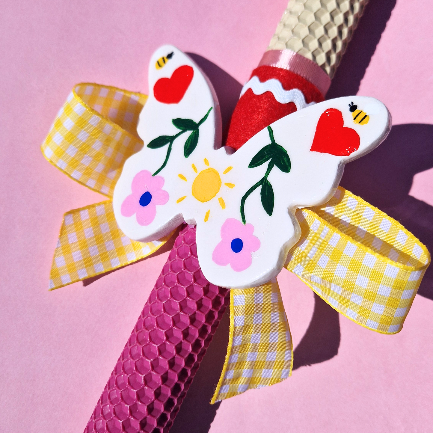 Πασχαλινή Δίχρωμη Λαμπάδα Χειροποίητη από Μελισσοκέρι Μπεζ-Φούξια με Κεραμικό Στοιχείο Πεταλούδα