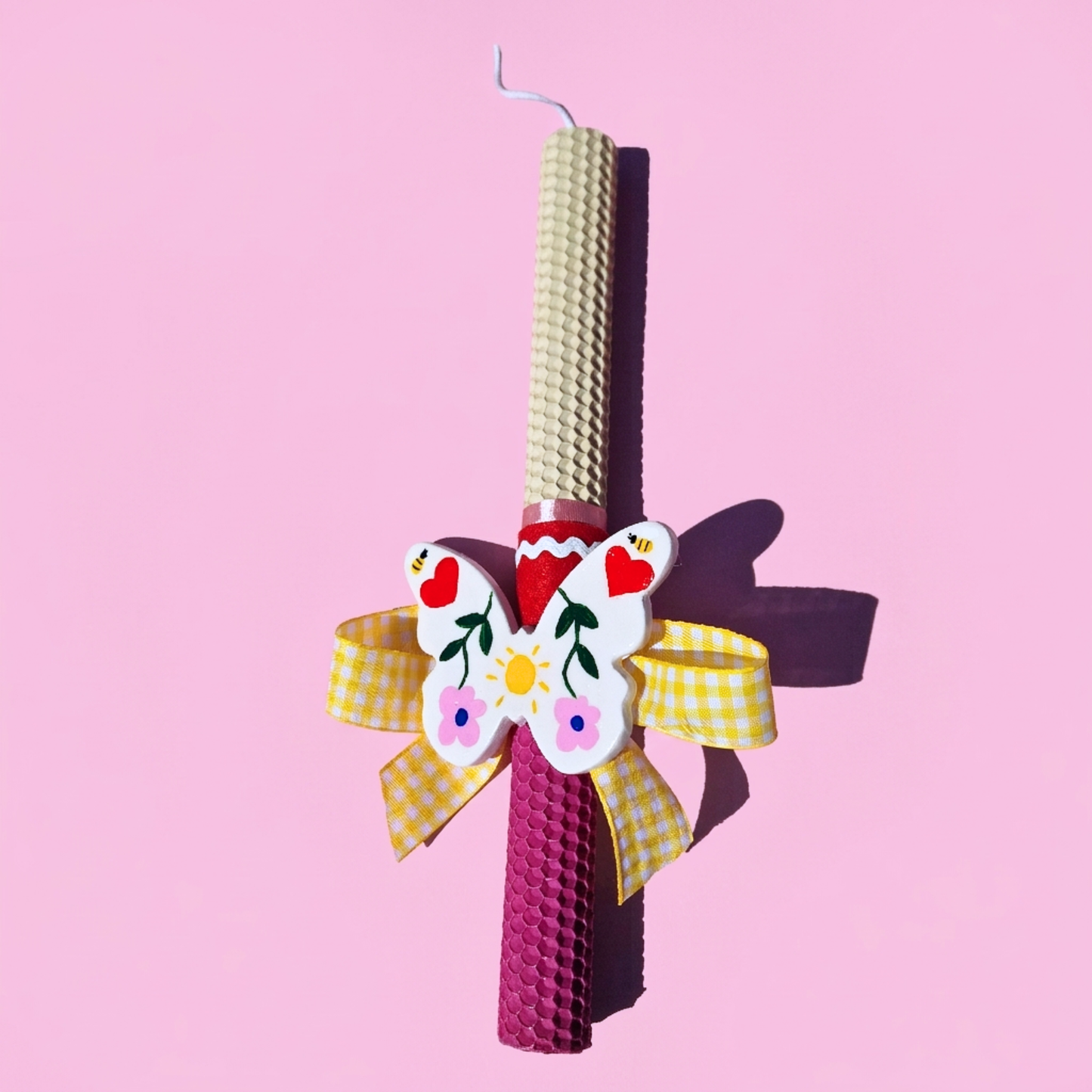 Πασχαλινή Δίχρωμη Λαμπάδα Χειροποίητη από Μελισσοκέρι Μπεζ-Φούξια με Κεραμικό Στοιχείο Πεταλούδα