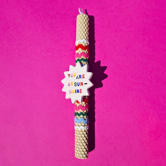 Πασχαλινή Λαμπάδα Χειροποίητη από Μελισσοκέρι Μπεζ με Κεραμικό Στοιχείο Λευκός Ήλιος You Are My Sunshine