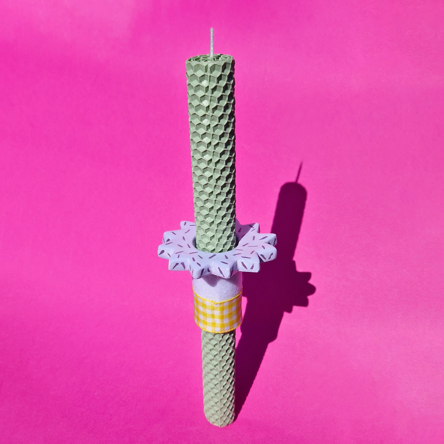 Πασχαλινή Λαμπάδα Χειροποίητη από Μελισσοκέρι Φυστικί με Κεραμικό Λιλά Στοιχείο