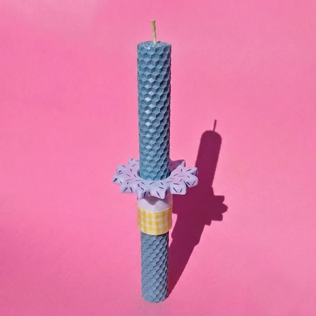 Πασχαλινή Λαμπάδα Χειροποίητη από Μελισσοκέρι Φυστικί με Κεραμικό Λιλά Στοιχείο