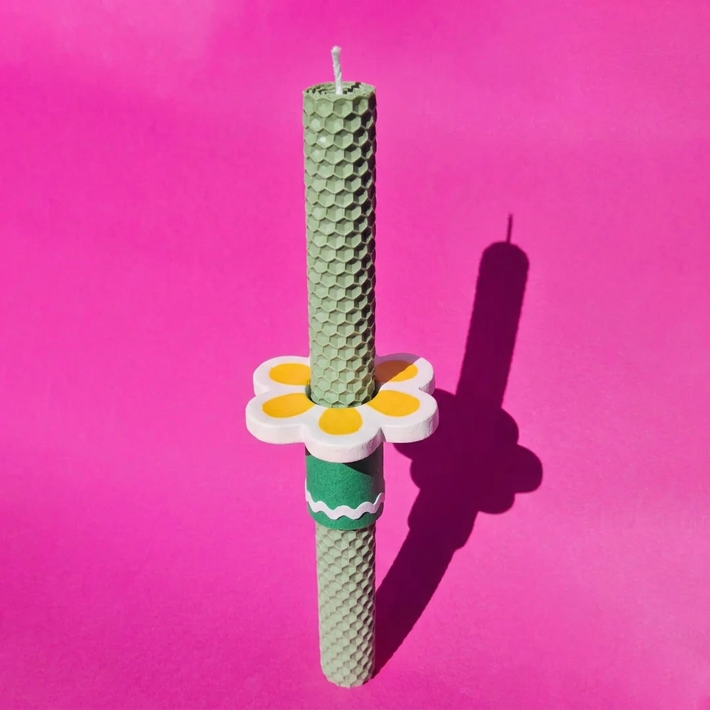 Πασχαλινή Λαμπάδα Χειροποίητη από Μελισσοκέρι Λιλά με Κεραμικό Στοιχείο Λευκό-Κίτρινο Λουλούδι