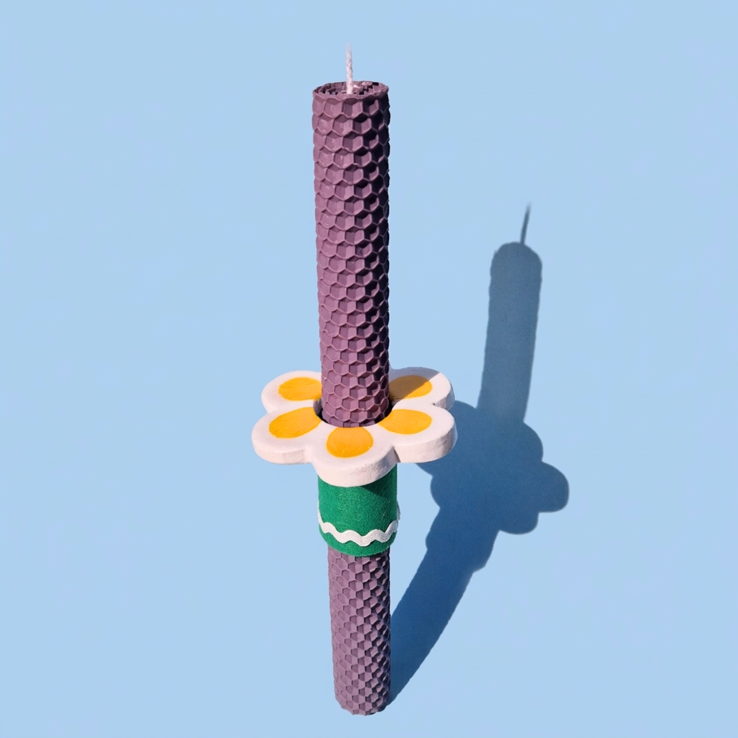 Πασχαλινή Λαμπάδα Χειροποίητη από Μελισσοκέρι Λιλά με Κεραμικό Στοιχείο Λευκό-Κίτρινο Λουλούδι