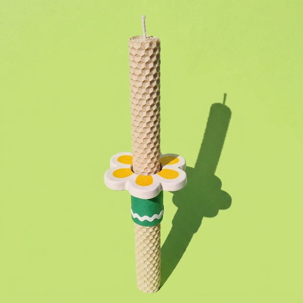 Πασχαλινή Λαμπάδα Χειροποίητη από Μελισσοκέρι Λιλά με Κεραμικό Στοιχείο Λευκό-Κίτρινο Λουλούδι